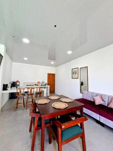 a living room with a table and a couch at Suite Meridiano Direct Beach Access y AC in Ballenita
