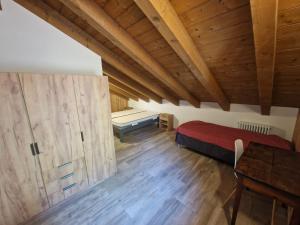 a room with a bed and a large wooden door at Chalet du Sky PILA in Cerise