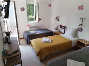 a hotel room with two beds and a couch at Du côté de chez Sam in Andelaroche