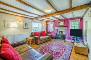 a living room with a couch and a tv at 2 Bed in Askrigg oc-ds778 in Askrigg