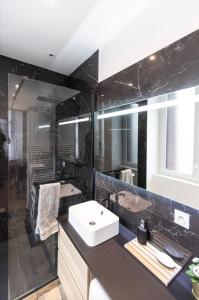 a bathroom with a sink and a mirror at Le Vivaldi - Studio Hypercentre Saint-Étienne in Saint-Étienne +11 photos