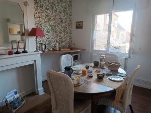 a dining room with a table and chairs at Villa Colomba - Chambre Paloma in Dunkerque