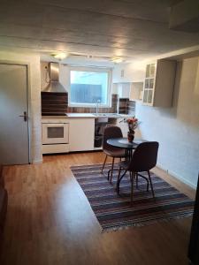 eine Küche mit Tisch und Stühlen in einem Zimmer in der Unterkunft Central Studio Sollefteå in Sollefteå