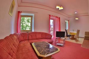 A seating area at Garten- & Loggia-Appartement HERRENHAUS