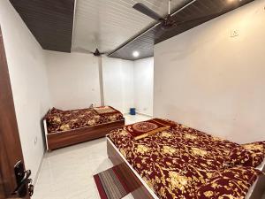 two beds in a room with two bedsvisor at The MEERA in Godarpura
