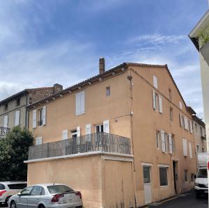 a building with cars parked in front of it at Résidence du bord du Tarn in Millau