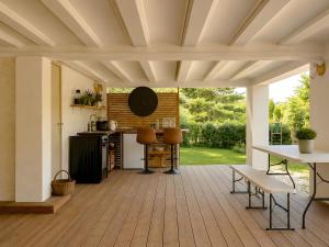 a covered patio with a table and chairs at Studio "Bulle de Sainte-Baume" in Plan dʼAups
