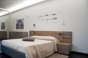 a bedroom with a bed and a wall with writing on the wall at 29 by Le Suite in Lugo