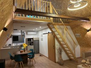 Ein ausgebautes Dachgeschoss mit Küche und Esszimmer sowie einer Wendeltreppe in der Unterkunft Zebral in Vieira do Minho