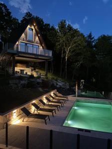 ein Haus mit einem Swimmingpool vor dem Haus in der Unterkunft Zebral in Vieira do Minho