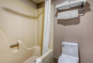 a bathroom with a toilet and a shower and towels at Best Western Shepherdsville-Louisville South Hotel in Shepherdsville +25 photos