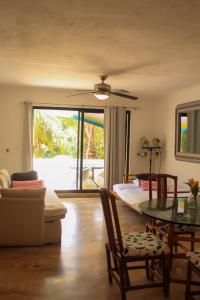 a living room with a couch and a table at Villa del Mar in Cancún