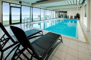 una grande piscina con una sedia e un tavolo di Comwell Hotels a Arhus