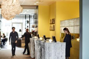 un gruppo di persone in piedi attorno al bancone di un ristorante di Comwell Hotels a Arhus