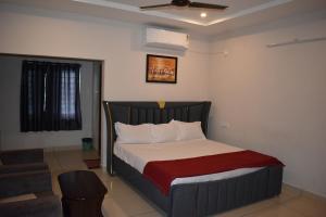 a small bedroom with a bed and a chair at Royal Residency in Vākalapūdi