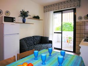 a living room with a table with blue cups on it at Appartamenti Nasse in Bibione