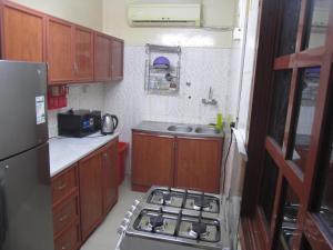 a small kitchen with a stove and a sink at العين الهيلي مصباح بيت 2 in Al Ain