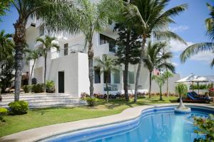 a view of the villas from the pool at Hotel Vistalmar in Manta +32 photos
