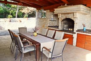 Gallery image of Yellow Villa in Ugljan