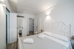 a bedroom with a white bed with towels on it at Villa Viani in Soliera +12 photos