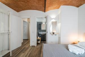 a bedroom with white walls and a wooden ceiling at Villa Viani in Soliera