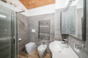 a bathroom with a sink and a toilet and a sink at Villa Viani in Soliera