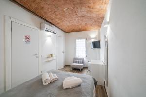 a bedroom with a bed with two towels on it at Villa Viani in Soliera
