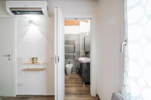 a bathroom with a toilet and a sink at Villa Viani in Soliera