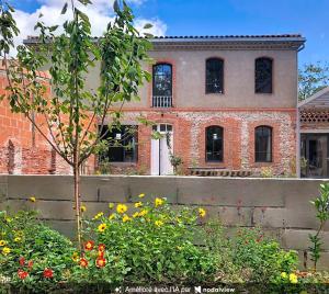 a brick house with a tree in a garden at Evasions-Dérobade, centre-ville, gare in Auterive +12 photos