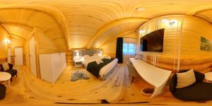 a room with a bed in a room with a barrel ceiling at PENSIUNEA IZABELLA, Izabella Chalet in Topliţa
