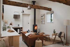 a living room with a couch and a kitchen at Ridgeway in Marlborough