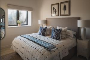 a bedroom with a bed with blue and white pillows at Ridgeway in Marlborough
