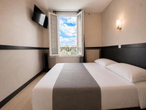 a bedroom with a large bed and a window at Hôtel des Bains 24h 7j Paris centre à 10 min in Maisons-Alfort +25 photos