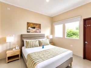 a bedroom with a large bed and a window at Hotel Neiva Plaza in Neiva