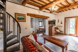 a living room with a couch and a table at Agriturismo Quarantallina in Buonconvento