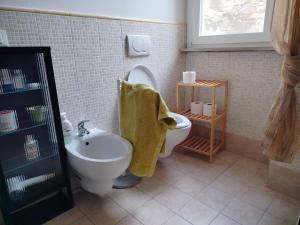 a bathroom with a sink and a tub and a toilet at Casa del Sole 2 artenatura in Pergola +22 photos