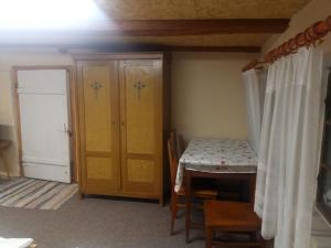a room with a table and chairs and a door at Chalupa U Tety v Bystrém in Dobruška