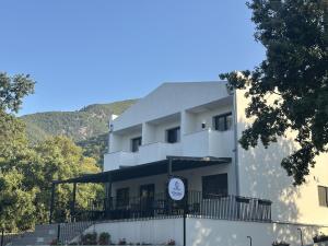 ein weißes Gebäude mit einem Schild an der Seite in der Unterkunft Aetheria resort in Samothráki