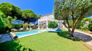 a house with a swimming pool in a yard at La Villa Francoismarie in Bouzigues
