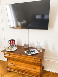 a wooden table with a plate on top of it at Château de Savonnières in La Bruère-sur-Loir