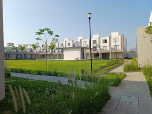 a large white building with a green lawn in front of it at Casa completa de fin de semana Cuautla in Tlayecac