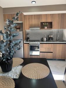 a kitchen with a table and a stove top oven at Casa completa de fin de semana Cuautla in Tlayecac