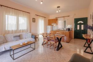 a living room with a couch and a table at Villa Agrielia in Póndi