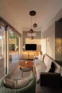 a living room with a couch and a table at Villa Agrielia in Póndi
