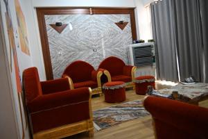 a living room with chairs and a large wall at شقة رويال سويت in Abu Simbel