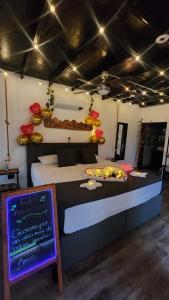a bedroom with a bed and a sign in a room at Oasis Glamping Tena Cun Vía La Mesa Anapoima in Tena