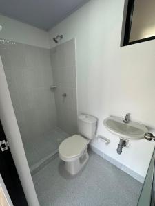 a bathroom with a toilet and a sink at Hotel Central Park Cartago in Cartago +39 photos