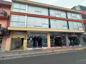 a store on the side of a street at Hotel Central Park Cartago in Cartago