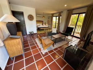 an aerial view of a living room with a floor at Hotel Villa Toti in Santa Verónica
