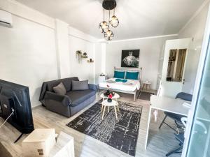 a living room with a couch and a tv at Smile studio in Drama